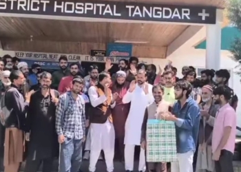 Protest erupts in Karnah over shortage of specialist doctors
