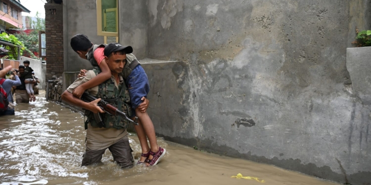 Police Providing Frontline Assistance To Citizens Amid Ongoing Inclement Weather Conditions In Srinagar