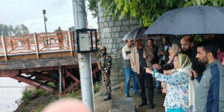 Minister Sakeena Itoo, Advisor Nasir Aslam Wani review flood preparedness in Srinagar