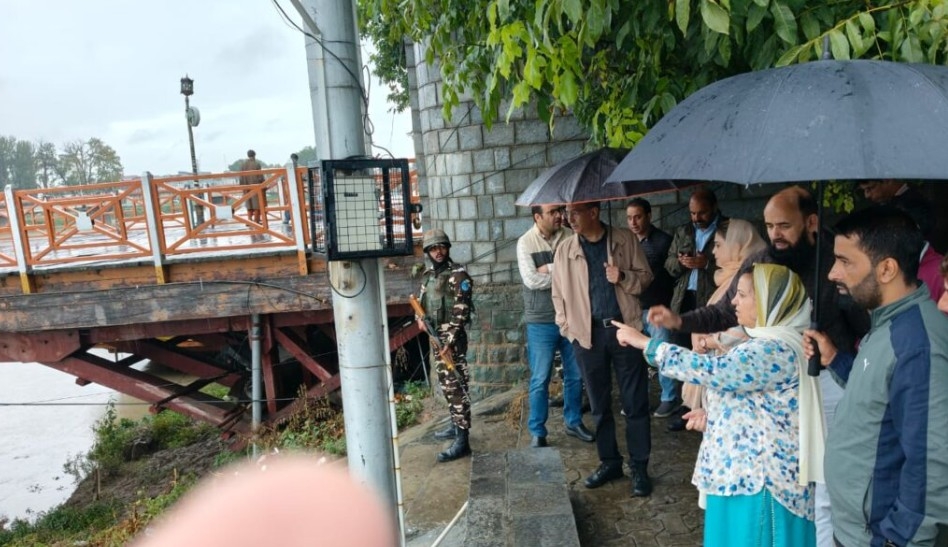 Minister Sakeena Itoo, Advisor Nasir Aslam Wani review flood preparedness in Srinagar