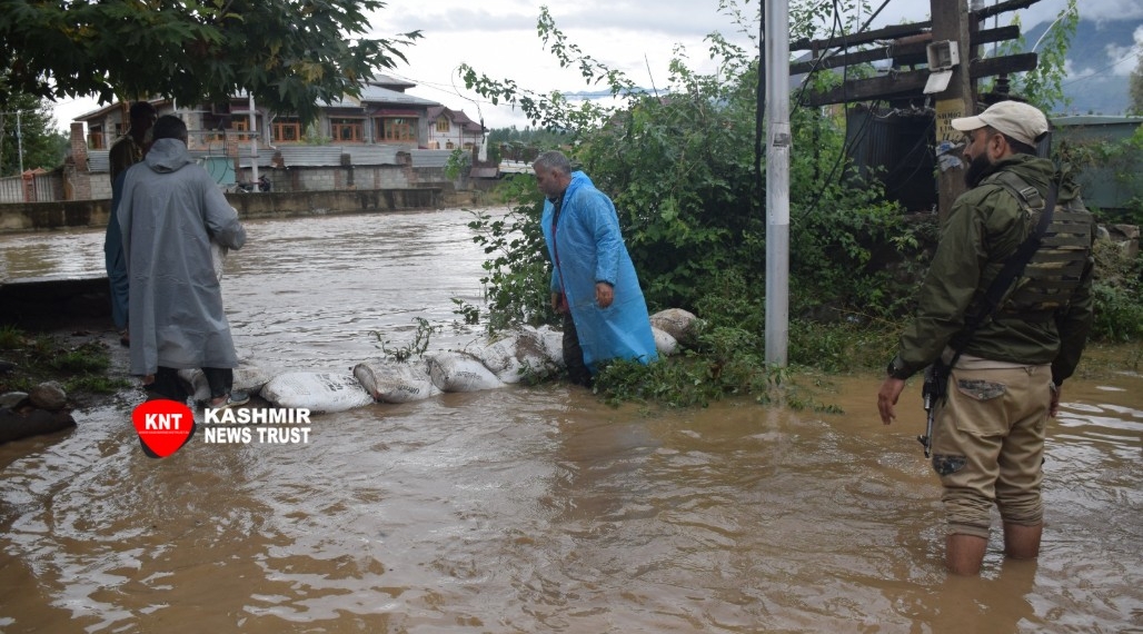Flood channel breach inundates Khushipora Telbal in Srinagar outskirts