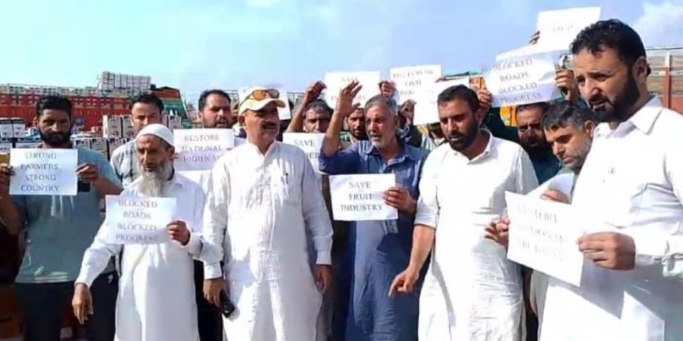 Fruit Growers Hold Protest in Sopore Mandi Against Highway Blockades