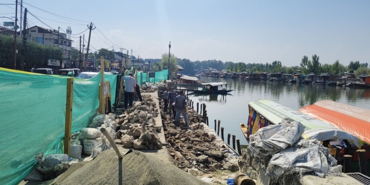 Authorities Begin Reconstruction of Collapsed Bund on Boulevard Road