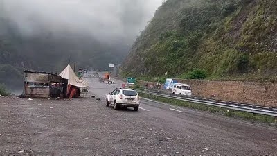 Jammu-Srinagar NH partially opened for vehicular movement; stranded vehicles being cleared