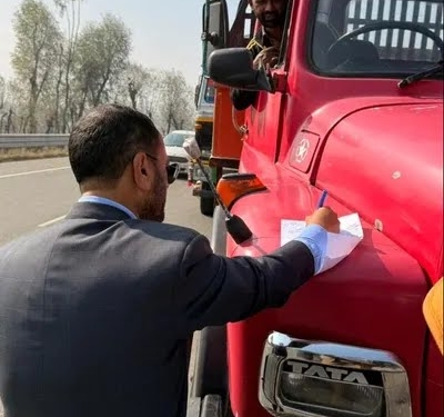 ARTO Anantnag suspends 15 driving licenses in road safety drive