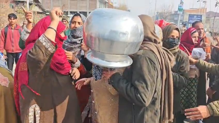 People Block Narbal–Gulmarg Road Over Severe Water Crisis