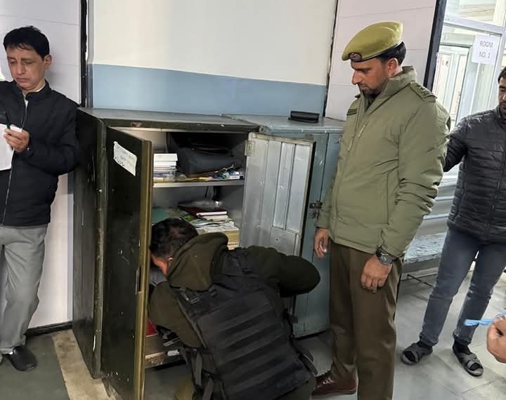 Srinagar Police Check Doctor and Staff Lockers in Hospitals